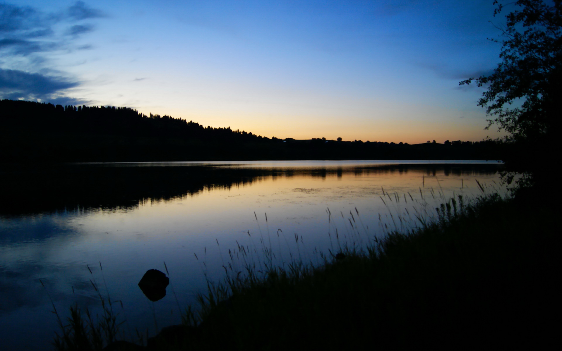 雷火电竞简介-西甲世纪大战与亚平宁铁锁，当国家德比落幕，国际米兰的战术曙光升起